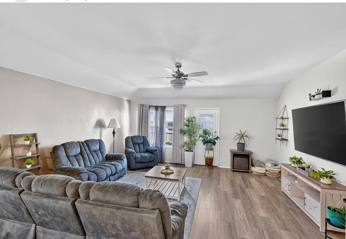 4 bed, 2169 sqft, $2,450 — Photo 3