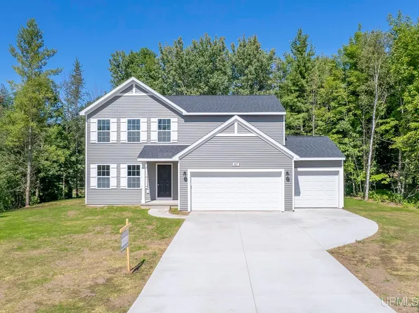 627 Oak Lawn Dr, Hancock, MI 49930