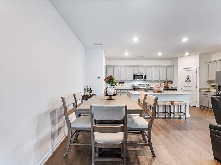 680 Groover St — Photo 8