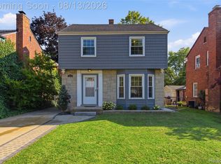 2073 Van Antwerp St, Grosse Pointe Woods, MI 48236