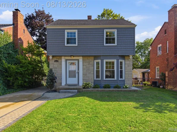 2073 Van Antwerp St, Grosse Pointe Woods, MI 48236