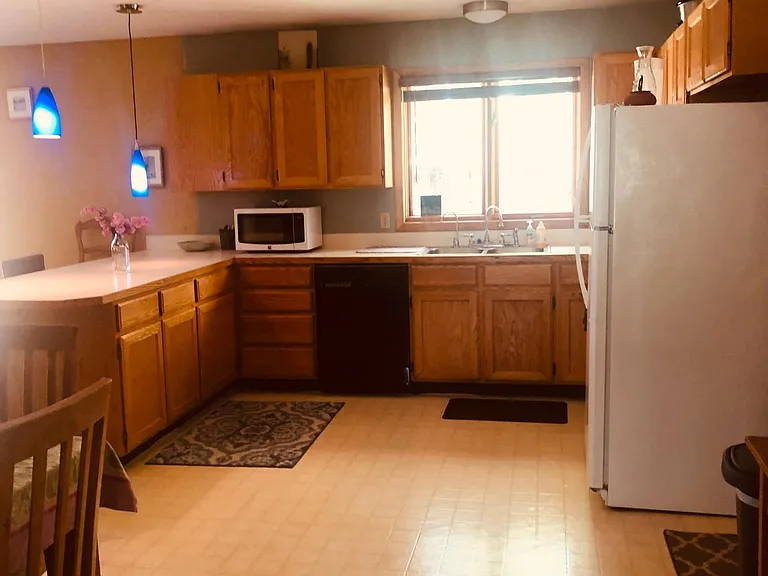 Kitchen with all that you need to cooking and severing up and good meal.