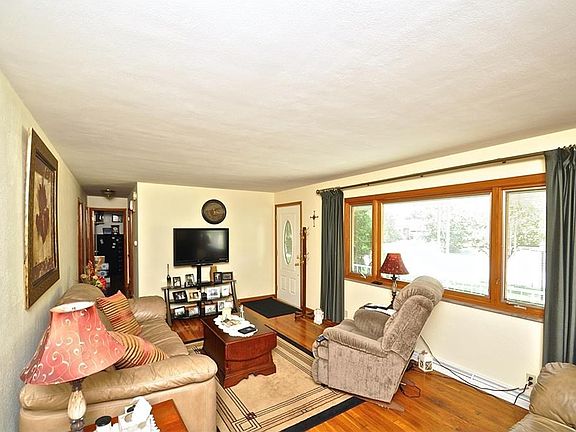 5th image of 200 Glenwood Dr
