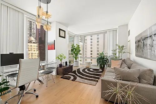 247 W 46th St Photo 1