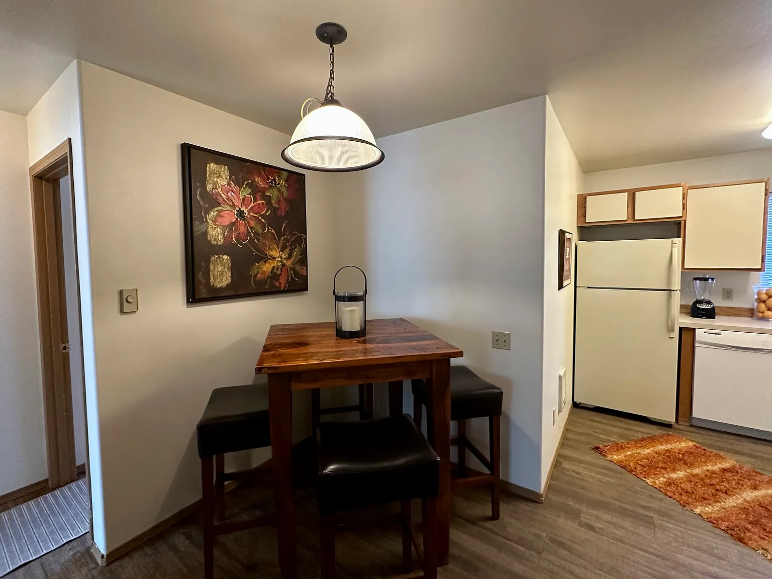 University Court Apartments — Photo 4
