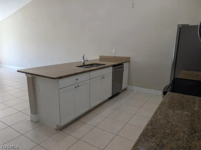 4409 SW 8th Ct — Photo 4