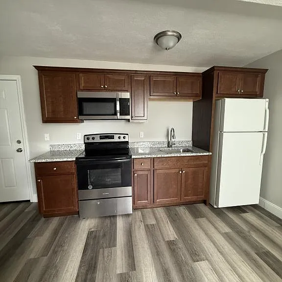 158 Wellington St — Photo 1