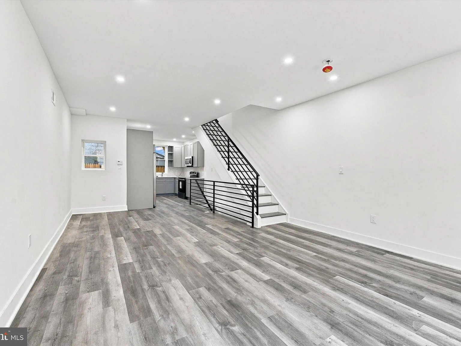 4 bed, 2.5 bath, 2100 sqft, $4,350 — Photo 2