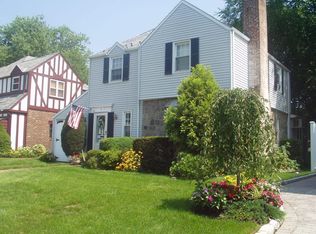 5 Birch Ln, Valley Stream, NY 11581