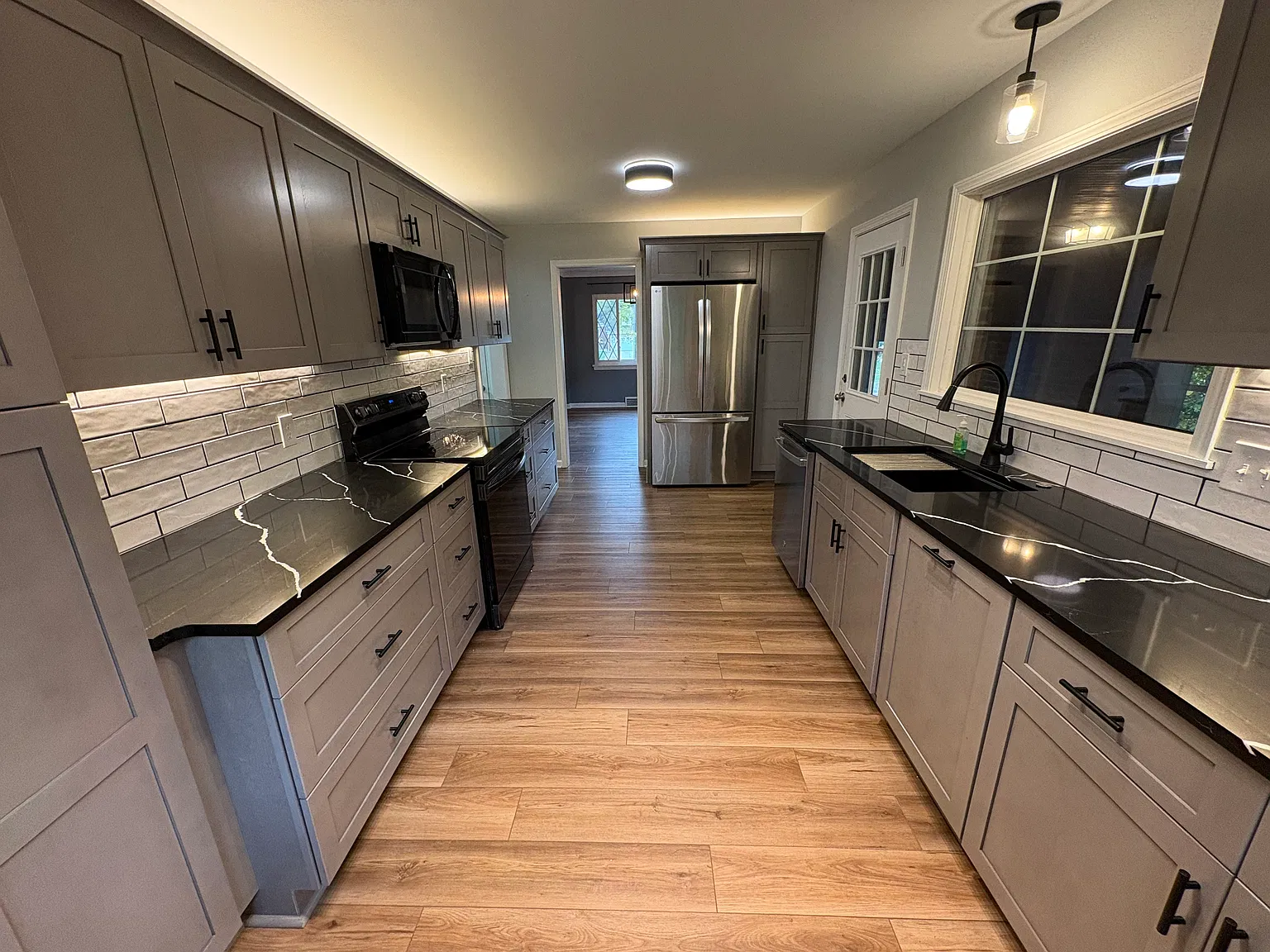 3 bed, 2500 sqft, $3,000 — Photo 1