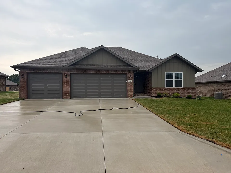 4110 E Ivy Ln