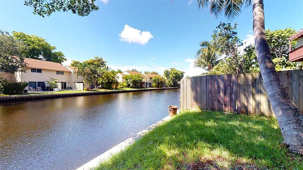3 bed, 2.5 bath, 1830 sqft, $4,300 — Photo 4