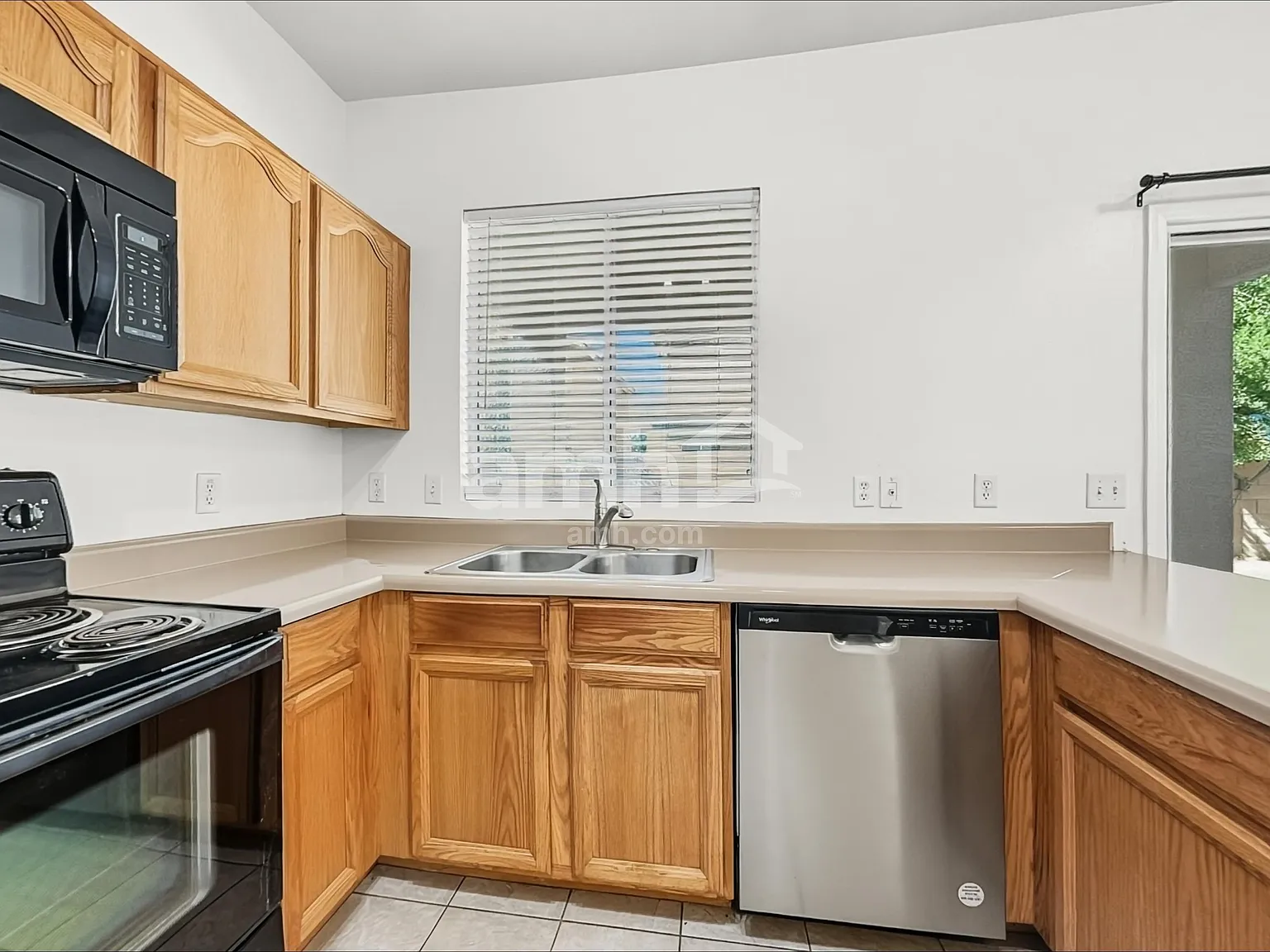 4 bed, 2.5 bath, 1874 sqft, $2,335 — Photo 4