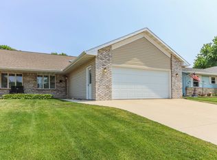 2902 Fieldcrest Dr, Kaukauna, WI 54130