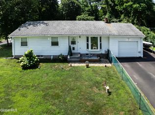 16 Stonewood Dr, Niverville, NY 12130