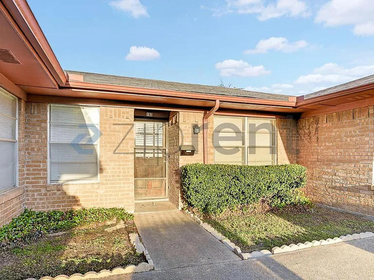 3225 Crites St #102 — Photo 3