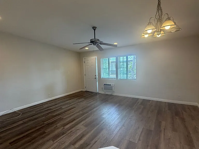 2119 E Westport Dr #7 — Photo 5