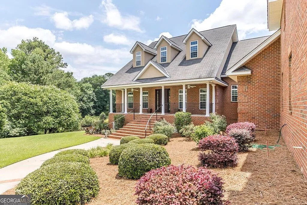 4 bed, 5.0 bath, 6842 sqft, $5,950 — Photo 3