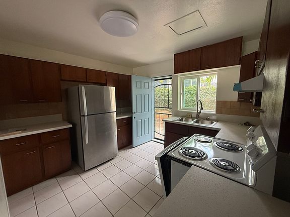 3rd image of 900 Ala Nanala St APT A