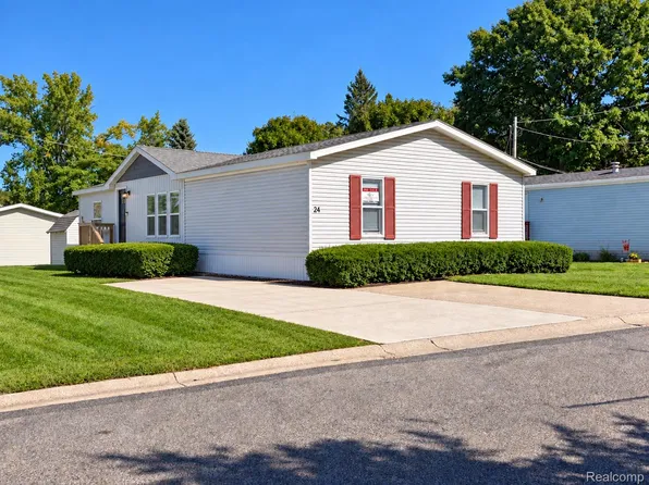 24 S Hill Dr, Fenton, MI 48430