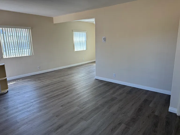 1521 1/2 N Hollywood Way #1521-1/2 — Photo 3