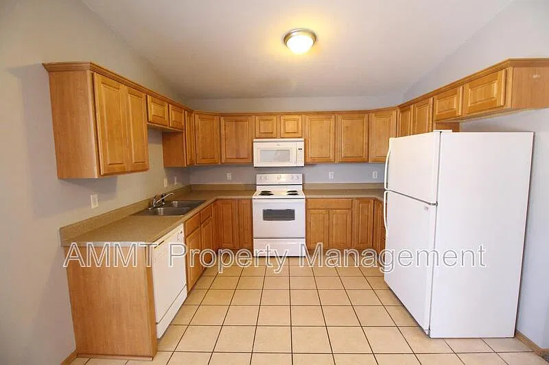 4 bed, 2.0 bath, 1136 sqft, $2,000 — Photo 4