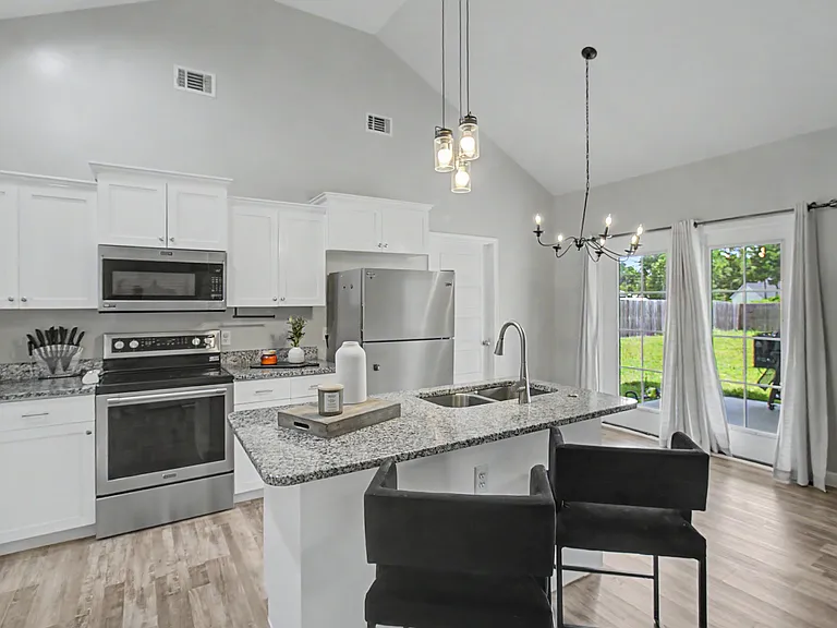 214 E Franklin St — Photo 7