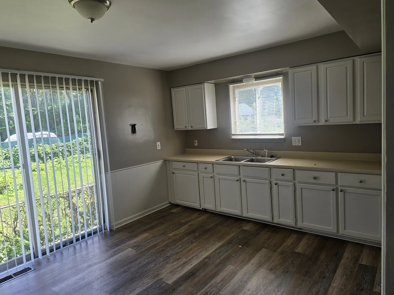 3 bed, 1000 sqft, $1,700 — Photo 2
