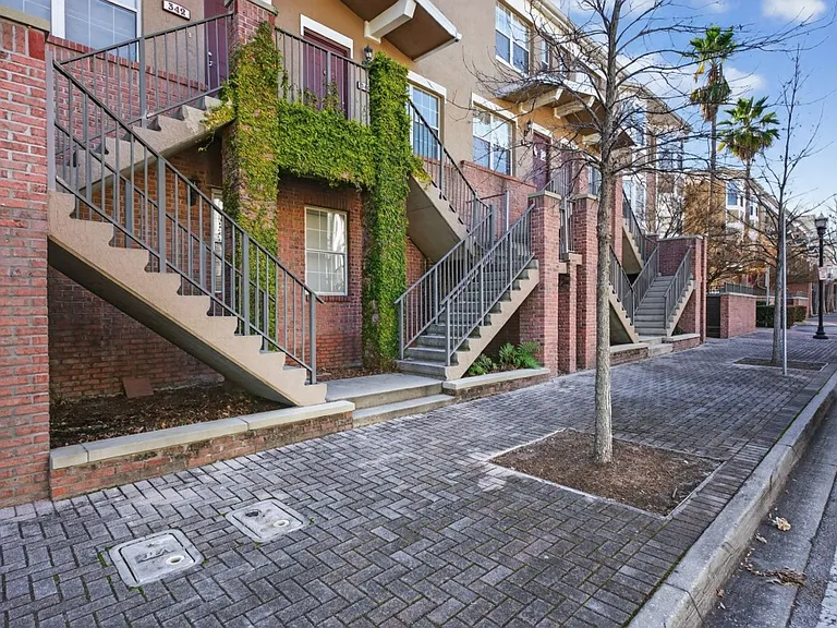 340 E Ashley St — Photo 3