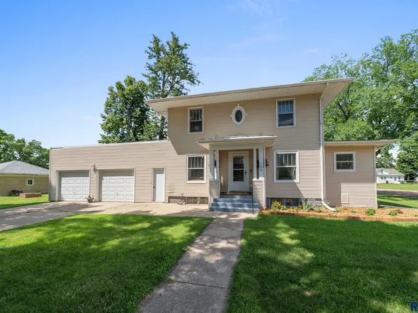 100 W 3rd St, Hartford, SD 57033