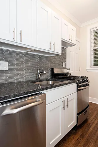 646.5 W Roscoe St Photo 1