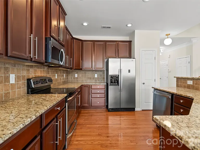 417 Armour St — Photo 11