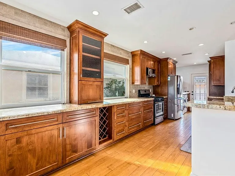 4759 Hackett Ave — Photo 32