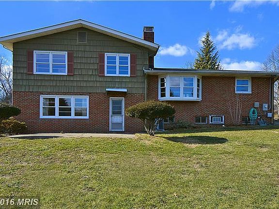 2nd image of 805 Crest Hill Dr