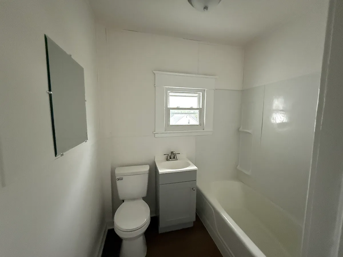 Building Photo - 929 Elm St #4
