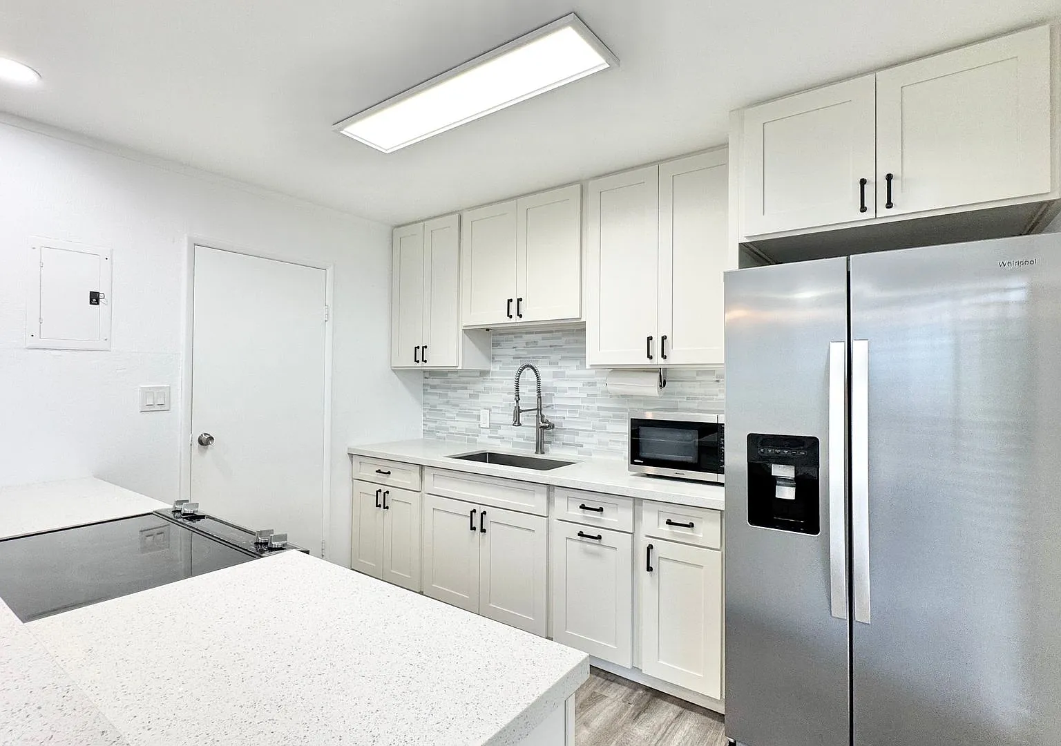 Updated 3 Bedroom Townhome Unit With 2 Parking Stalls — Photo 3