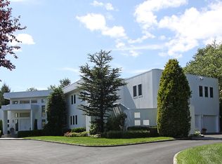 10 Wildwood Dr, Laurel Hallow, NY 11791