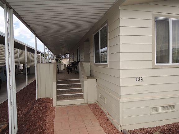 Nice porch/front entry