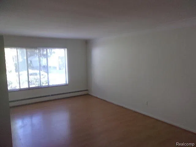 3 bed, 1.0 bath, 1100 sqft, $1,250 — Photo 2