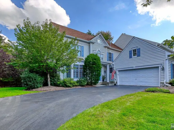 92 Twinberry Ct, Paramus, NJ 07652