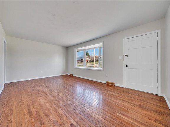 5th image of 546 Stacie Dr
