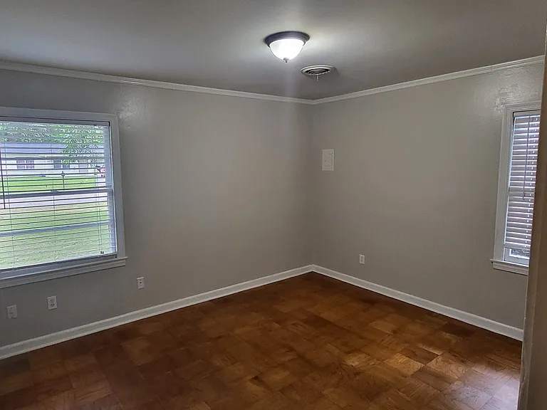 663 Merritt Dr — Photo 2