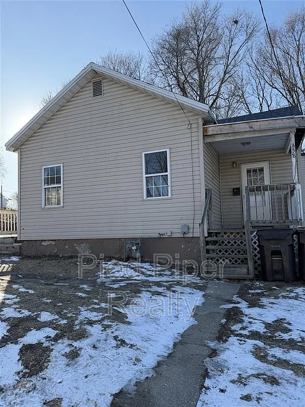 3 bed, 1.0 bath, 1252 sqft, $1,300 — Photo 2