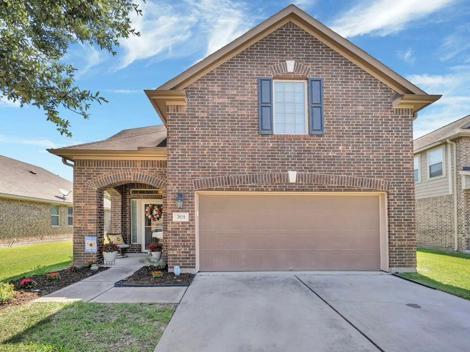 4 bed, 2.5 bath, 2500 sqft, $2,400 — Photo 2
