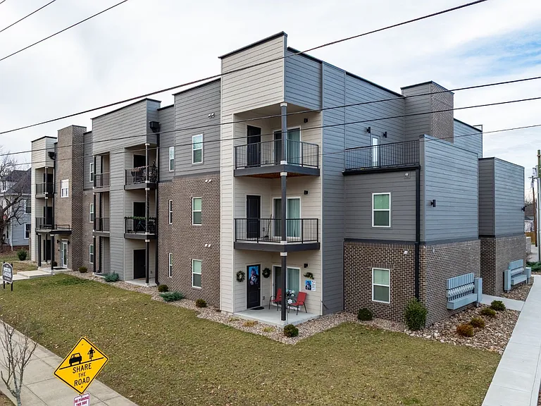 1601 E Main St — Photo 26