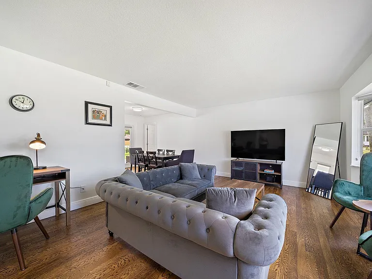 1342 Essex Dr — Photo 4