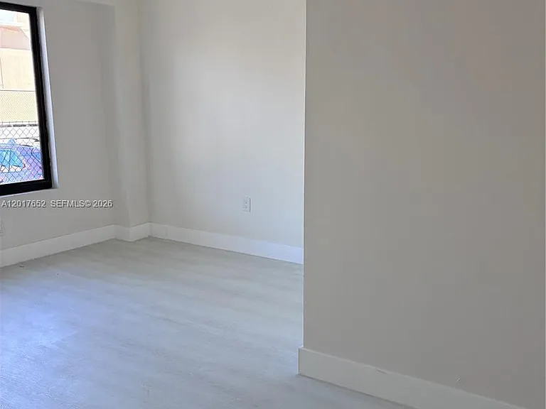 433 SW 6th St #15 — Photo 1