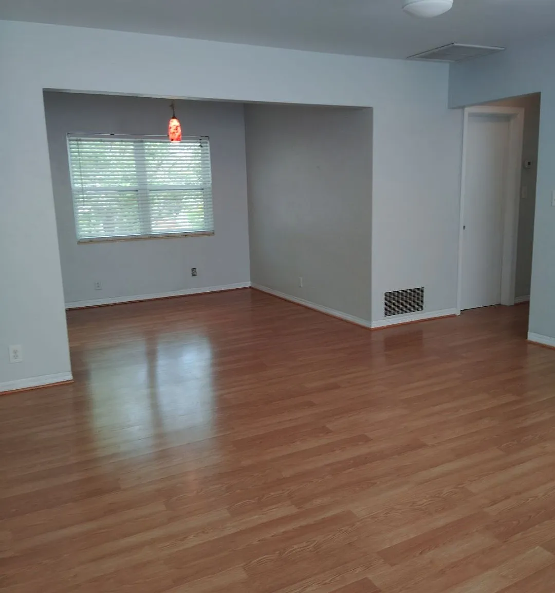 560 12th Ave NE — Photo 3