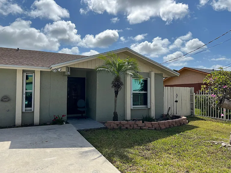 17905 SW 105th Ave — Photo 1