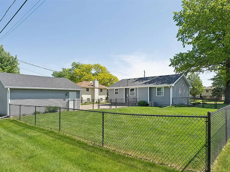 502 NE Trilein Dr — Photo 6